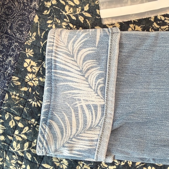 Belle by Kim Gravel Light Blue Women's Cropped Jeans NWOT - Picture 3 of 3